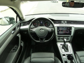 Volkswagen Passat B8 Variant 2.0 TDI BlueMotion SCR 150KM 2018 Volkswagen Passat NAWIGACJA PLHIGHLINE DSG-7PANORAMAASYSTENT PARKOWANIASKO, zdjęcie 5