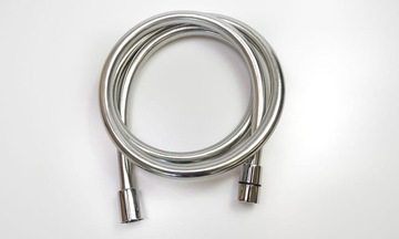 Гладкий, не перекручивающийся душевой шланг с поворотной насадкой.