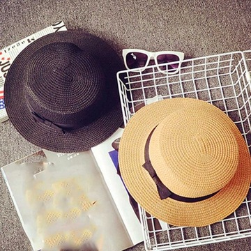 Плоская соломенная шляпа с небольшими полями.