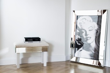 Зеркальная тумбочка в хромированной раме.