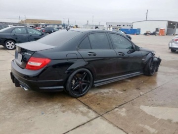 Mercedes Klasa C W205 2013 Mercedes-Benz Klasa C 63 AMG 2013 6.2l 6.2 Benzyna 451KM, zdjęcie 3