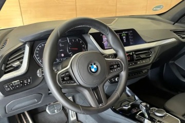 BMW Seria 1 F40 2021 BMW Seria 1 M SPORT Salon Polska ASO R-CARS Warszawa 1.5 Benzyna 136KM, zdjęcie 10