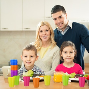 Разноцветные стаканы, чашки, пластиковые напитки