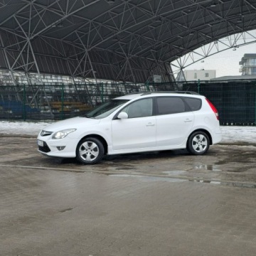 Hyundai i30 I CW Facelifting 1.4 DOHC 109KM 2011 Hyundai i30 1.4 Benzyna Blue Classic Manual 109KM, zdjęcie 3