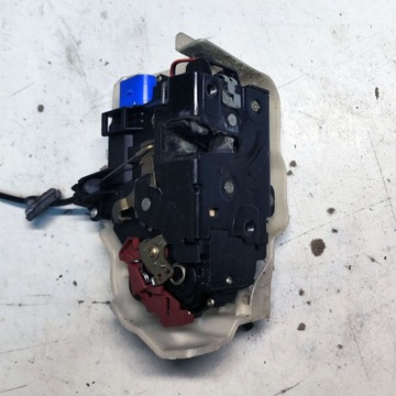 AUDI A3 8P ZÁMEK DVEŘE PRAVÝ PŘEDNÍ 4E1837016