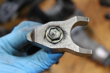 КРЕПЛЕНИЕ ДЕРЖАТЕЛЯ ИНЖЕКЦИОННОГО ЛОТКА TOYOTA 2.0 D4D 1CD