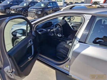Peugeot 2008 I SUV Facelifting 1.2 PureTech 110KM 2016 Peugeot 2008 1,2 benz automat navi klimatronik pdc alu zarejestrowany 1.2, zdjęcie 9