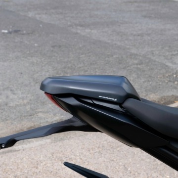 Чехол для сиденья Triumph Daytona 66 из пирамиды Satin Granite и Satin Jet Black