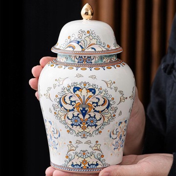 Красивая декоративная фарфоровая банка с глазурью.