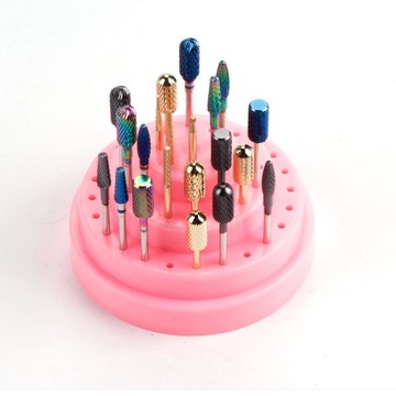 Контейнер для 48 кусачек для ногтей цвета фуксии.