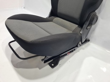 COLT VI Z30 FACELIFT SEDADLO PRAVÝ 5D EVROPA AIRBAG