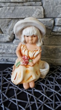 Гипсовая фигурка Бабушка с корзинкой, цветочница.