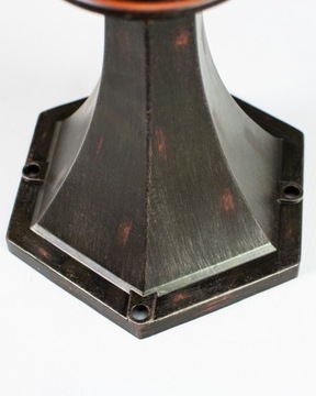 Большой уличный столбик с напряжением