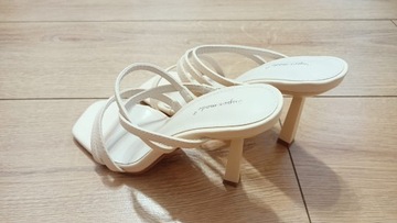 Бежевые шлепанцы на высоком каблуке, размер 38.