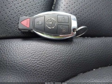 Mercedes Klasa C W205 2015 Mercedes-Benz Klasa C 2015 MERCEDES-BENZ C 300 LUXURY 4MATIC 2.0 Benzyna, zdjęcie 10