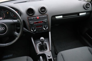 Audi A3 8P Hatchback 3d 1.9 TDI 105KM 2004 Audi A3 1.9 TDI, Klima, Klimatronic,ALU, El. szyby, zdjęcie 7