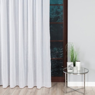 Белая блестящая штора с вертикальными полосками и грузом, высота 290 см.