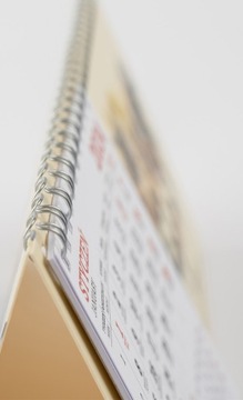 НАСТОЛЬНЫЙ КАЛЕНДАРЬ ПИРАМИДКА 2025 ЛОГО на столе с ПРИНТОМ - 50 шт.