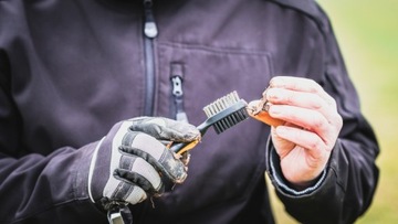 Кисть детектива, охотника за сокровищами для очистки находок с помощью лупы