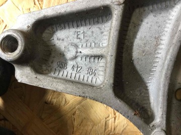 DRŽÁKY TLUMIČE PŘEDNÍHO DÍL HORNÍ PRAVÁ PORSCHE MACAN 95B412384