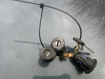 Mazda 323 BG wkładka drzwi L + P + klapa kpl klucz