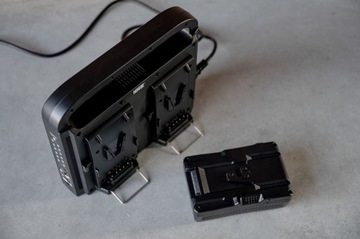 Ładowarka czterokanałowa Newell BP-4CH do V-mount