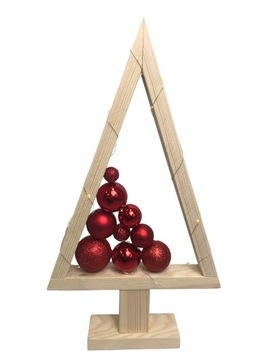 Деревянная рождественская елка с безделушками.