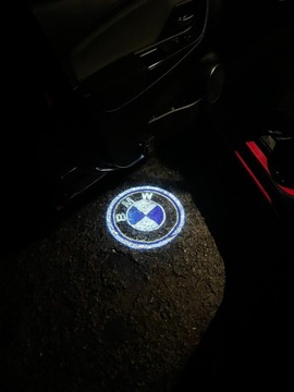 LAMPKA POWITALNA LED Z LOGO BMW DO DRZWI BEZPRZEWODOWY PROJEKTOR 2 SZT