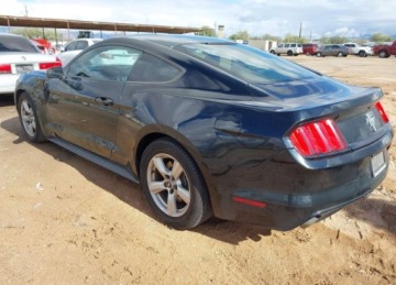 Ford Mustang VI Convertible 3.7 V6 304KM 2016 Ford Mustang 2016r., V6, 3.7L, od ubezpieczalni 3.7 Benzyna 304KM, zdjęcie 3