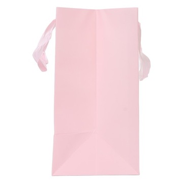 Большой бумажный пакет конфет. Открытое окно.