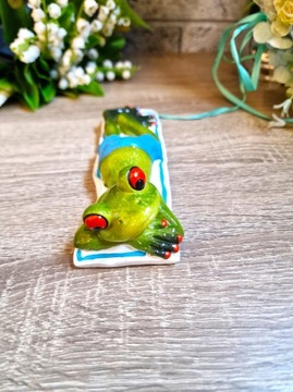 ФИГУРКА ЛЯГУШКИ, ЛЕЖАЩЕЙ НА ПОЛОТЕНЦЕ