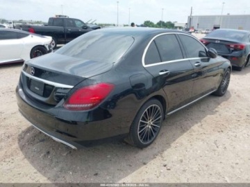 Mercedes Klasa C W205 2020 Mercedes-Benz Klasa C 2020 Mercedes-Benz C-Class C 300 Sedan 2.0 Benzyna, zdjęcie 3