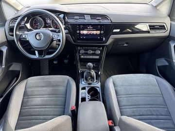 Volkswagen Touran III 1.5 TSI EVO 150KM 2019 Volkswagen Touran TSI 150KM Highline 7 os. R-Line Exterieur LED Nawiga, zdjęcie 18