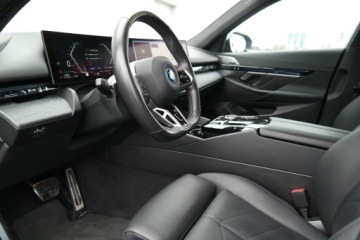 BMW Seria 5 G90-91 2024 BMW 550 BMW 550e M Professional M Pro HAK Adaptive, zdjęcie 8