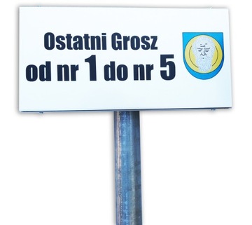 Tablica z nazwą ulicy na słupku Uchwyt