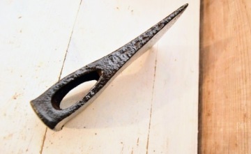 Подлинная старинная кованая секира 0,9 кг