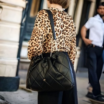 Chrisbella torebka pikowana hobo XL w stylu Chanel błękitna złote dodatki