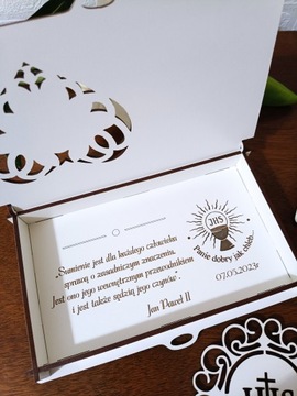 Подарок на алтарь копилки и Святое Причастие