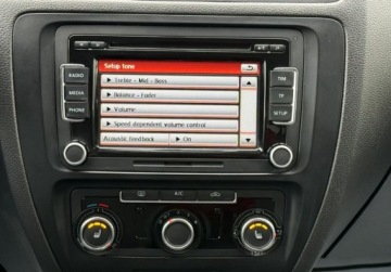 Volkswagen Jetta VI Sedan 1.2 TSI 105KM 2013 Volkswagen Jetta Salon Polska. Serwis ASO Czujniki 1.2 Benzyna 105KM, zdjęcie 6