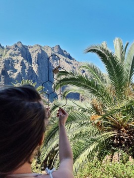 Массивная подставка для цветов, черный металл, сотовая структура