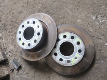 TARCZE HAMULCOWE TYŁ TYLNE KOMPLET VW GOLF V 250MM STAN BDB (X)