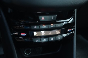 Peugeot 208 I Hatchback 5d Facelifting 1.2 PureTech 82KM 2015 Peugeot 208 1.2 PureTech, Salon Polska, Klima, zdjęcie 14