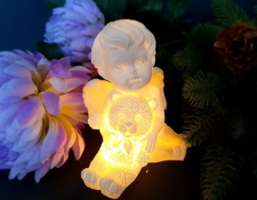 МАЛЕНЬКИЙ АНГЕЛ СИДЯЩИЙ С МЕДВЕДЕМ, СО СВЕТОДИОДНОЙ ПОДСВЕТКОЙ