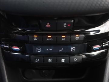 Peugeot 2008 I SUV 1.2 PureTech 110KM 2015 Peugeot 2008 1.2 PureTech, Salon Polska, zdjęcie 15