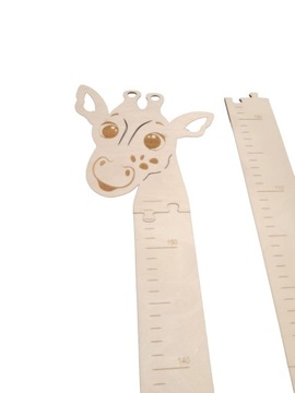 Деревянная таблица роста с именем жираф.