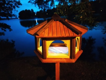 Большая деревянная кормушка для птиц для сада К50.