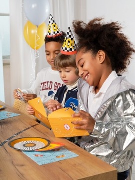 SERWETKI PAPIEROWE SAMOCHODY JASNE BŁĘKITNE WYŚCIGI KOŁO NA URODZINY 12 SZT