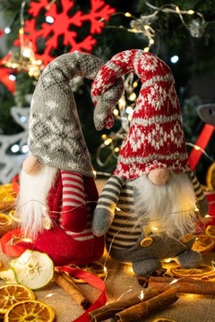 РОЖДЕСТВЕНСКОЕ УКРАШЕНИЕ ЭЛЬФИНИ РОЖДЕСТВЕНСКИЙ ГНОМ ПОД РОЖДЕСТВЕНСКОЙ ЕЛКОЙ СТОЯЩИЕ ПОЛОСКИ