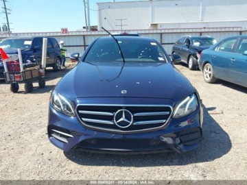 Mercedes Klasa E W213 2019 Mercedes-Benz Klasa E 2019 Mercedes-Benz E-Class E 300 RWD Sedan 2.0 241KM, zdjęcie 1