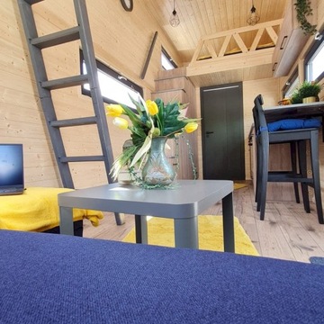 Мобильный дом Tiny House — современный односкатный дом на колесах.